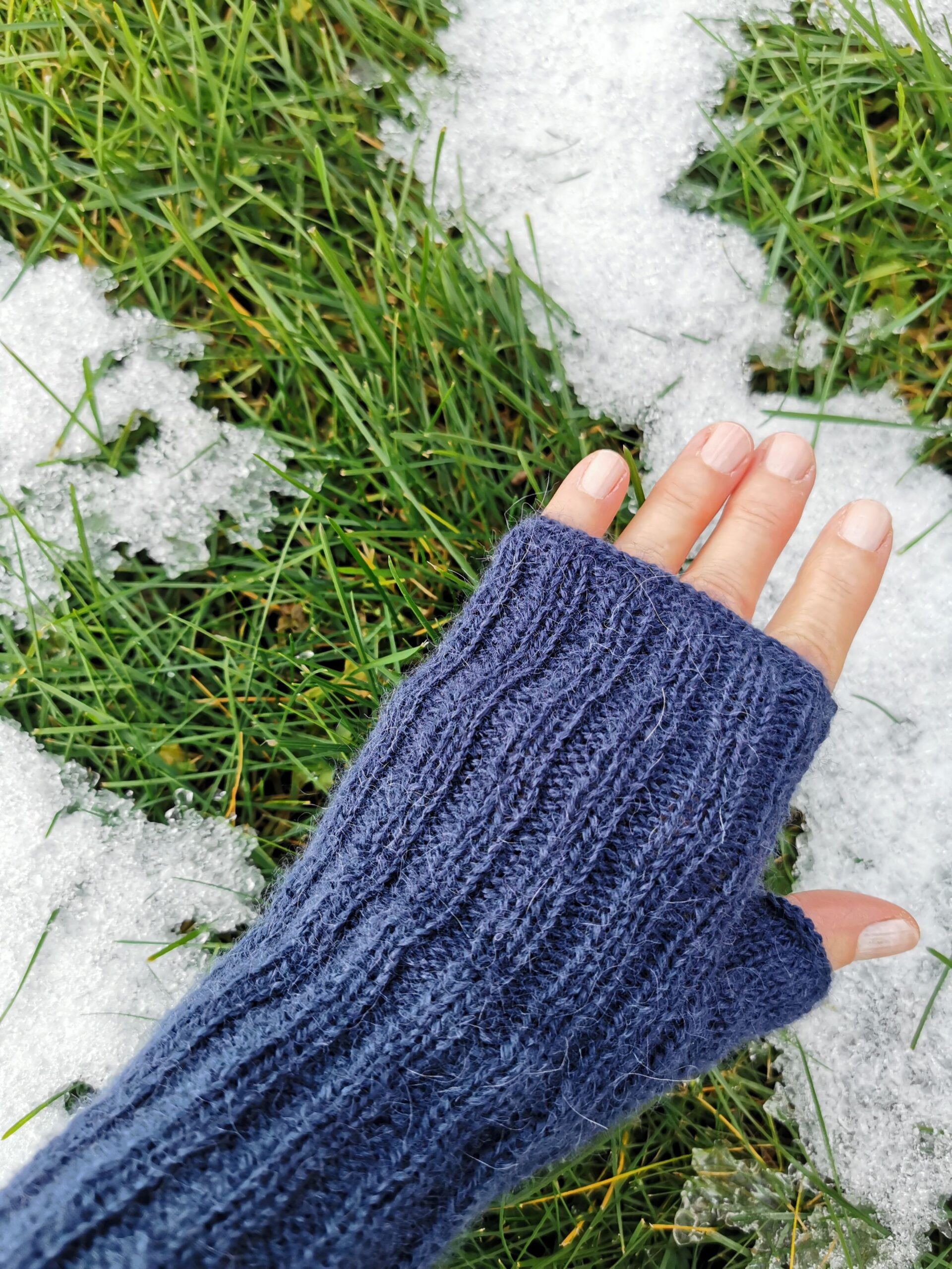 Handwarmers with a rib-stitch pattern